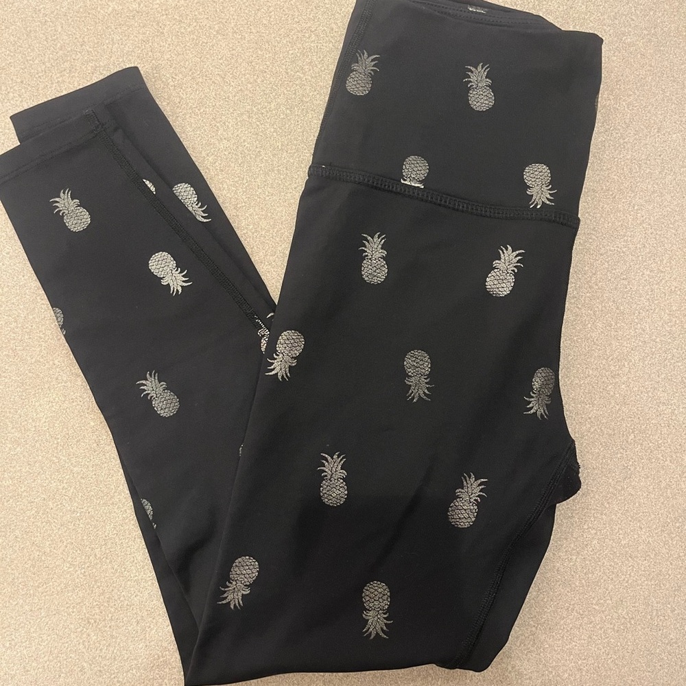 Beyond Yoga Black Pineapple Print Leggings, size medium Excellent